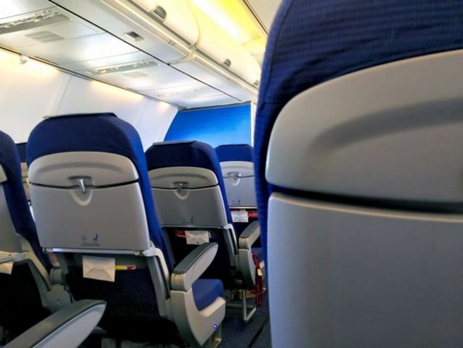 斜め前の座席から声をかけてきて...（画像はイメージ）