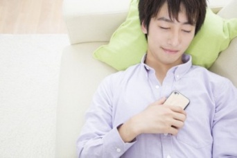 【男性の本音】男性が元カノに「連絡する理由」「しない理由」