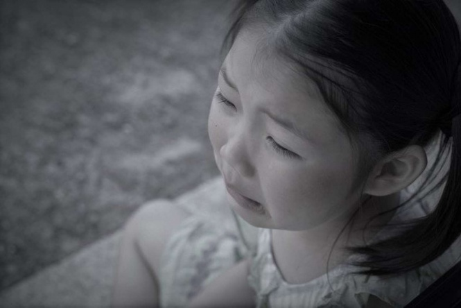ホームで待っていたら、娘は座りたがって...（画像はイメージ）