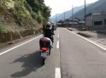 前方のバイクがなんだか妙だな…　→　横にまわってみると…？