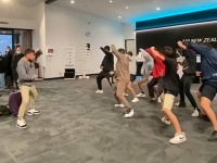 夢に向かって旅立つ友に、空港でハカを踊って送り出すニュージーランドの若者たちの友情物語