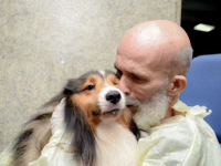 長引く治療で精魂尽き果てていた男性だが、看護師の計らいで愛犬と再会。奇跡的な回復を見せる（ブラジル）