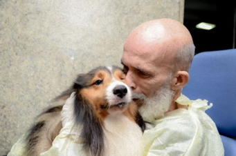 長引く治療で精魂尽き果てていた男性だが、看護師の計らいで愛犬と再会。奇跡的な回復を見せる（ブラジル）