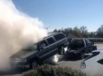 煙と音がすごい！　車がレッカーに没収されまいと必死の抵抗！