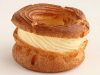 サークル状の生地にたっぷりのクリーム