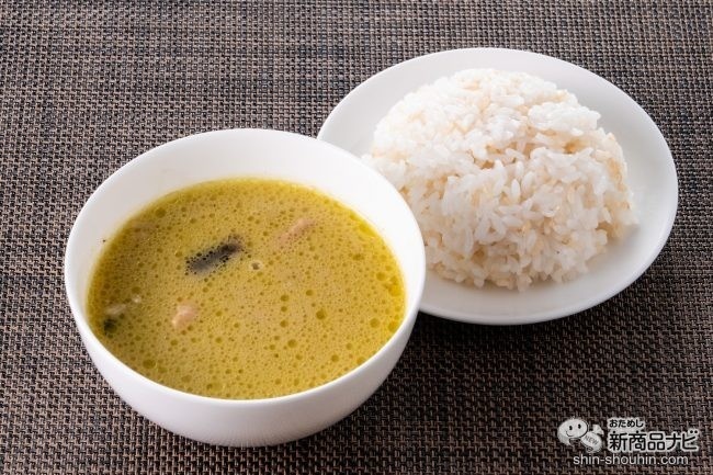 ごはんと器に入れたグリーンカレー