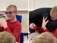 授業中、色覚障碍の少年に校長が手渡した特別なメガネ。多彩色の世界を初めて見た少年は感極まり涙を流す