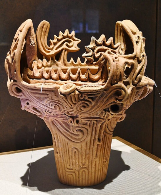 岩野原遺跡出土_火焔型土器_國學院大學博物館展示 ウィキペディアより