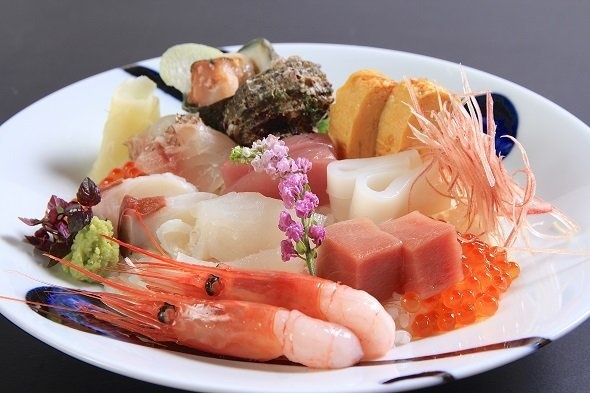 旬の海鮮ちらし丼　2600円（税抜）（画像提供：越前蟹の坊）