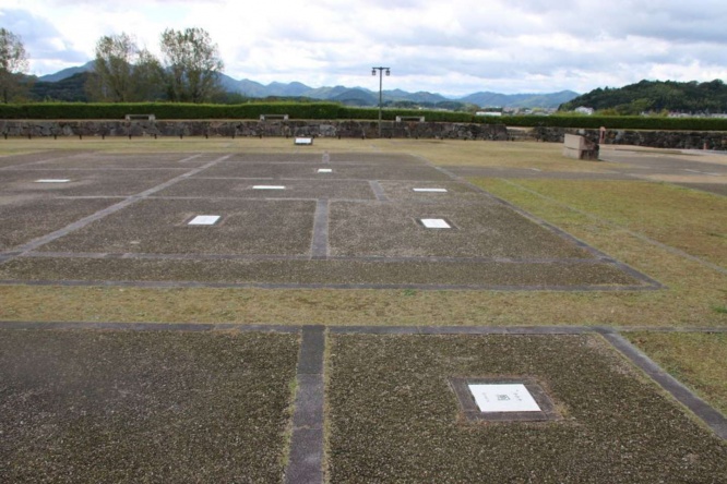 「厩」「御台所」などと書かれたタイルが