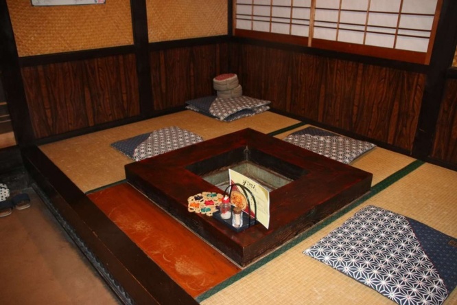 囲炉裏を囲めば、雨で冷えた体もほっこり