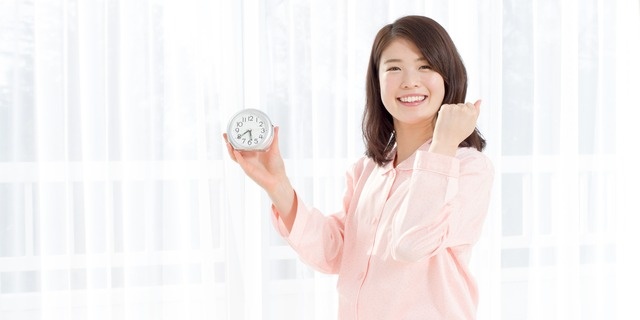 早起きする女性