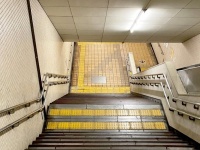 「2歳と0歳の子供を連れ、ベビーカーも抱える私。必死に階段を下りてたら、男子大学生が突然...」（東京都・30代女性）