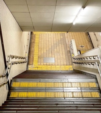 「2歳と0歳の子供を連れ、ベビーカーも抱える私。必死に階段を下りてたら、男子大学生が突然...」（東京都・30代女性）