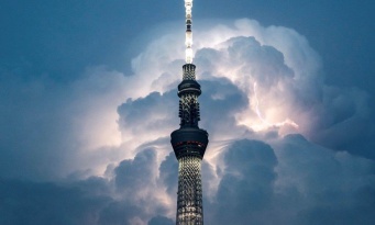スカイツリーの背後に巨大な〝竜の巣〟出現　ラスボスの気配感じる光景に8.5万人騒然