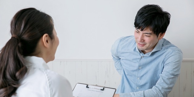 カウンセリングを受ける男性