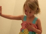 「なんで変なポーズしてるの？」母の問いかけに対する娘の答えが重すぎる…