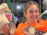 赤い靴を履いたマラソンランナーのアヒルさん、過去4回大会出場し完走も。その魅力にズームイン！