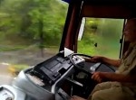 インド人「バスのワイパー壊れちゃった…。そや！」→ この対処法に爆笑！