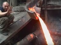 炎属性なのかよ？高熱で流れる鉱石を素手でぶった切る男性（アルマニア）