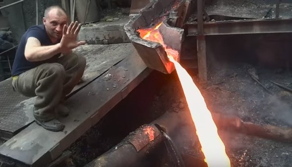 炎属性なのかよ？高熱で流れる鉱石を素手でぶった切る男性（アルマニア）