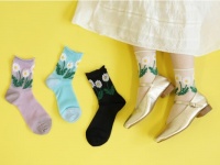 アデリアレトロの世界観を足元で。靴下屋からコラボソックス登場