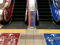 究極の2択...？ 格付けされている気分になるエスカレーターがこちら