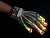 VR(仮想現実)なのに触った感覚が得られる！伸縮性のあるセンサーで手の繊細な動きを再現できるグローブ