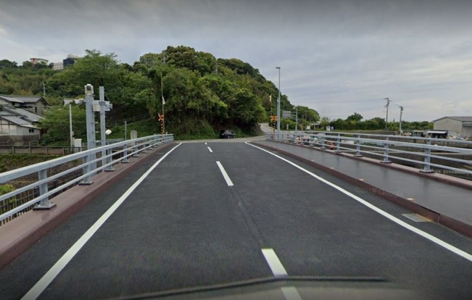 橋が下りると普通の道路だ(C)Google