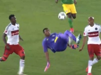ロスタイム96分にGKがオーバーヘッド弾！マンガみたいなスーパーゴールが爆誕
