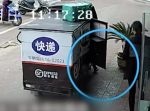 ２歳の男の子がデリバリー用の三輪自動車を走らせてしまい大変なことに…！