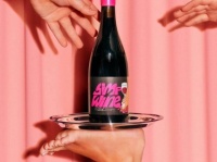 足フェチ専用ワインはいかが？美人インフルエンサーが生足でつぶして作ったワインが発売に