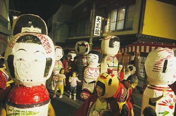 巨大こけしの張りぼて