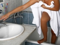 股にティッシュ!?　生理中のお風呂あがり、バスタオルに血がつかないように体を拭くコツ3つ