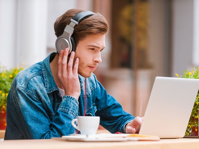 音楽を聴く男性