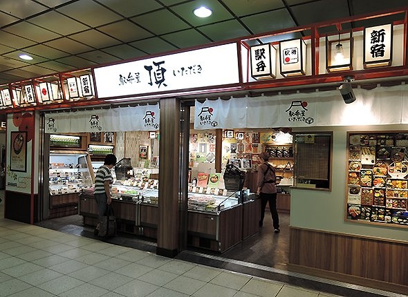 JR新宿駅南口構内の売店（編集部撮影）