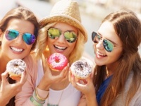 チョコレートは鉄板！　生理中の女子が食べたくなるものTOP5