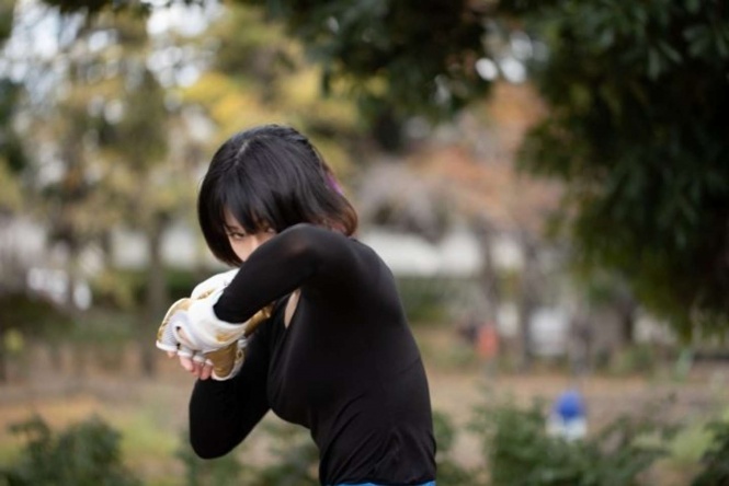 隣の女性からまさかの肘打ち......(画像はイメージ)