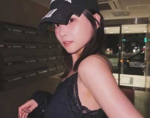 0ページ目)「46歳には到底見えない…」奥菜恵、ミニ丈ワンピースで美脚