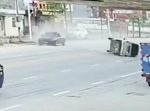 アクション映画のような救出劇！　車で体当たりしてワンちゃん達を救い出す！