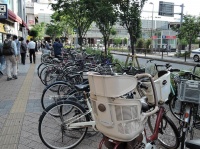マルチメディアAkiba前の放置自転車（編集部撮影）