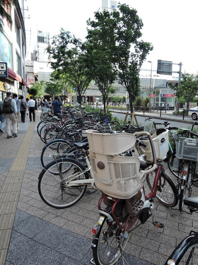マルチメディアAkiba前の放置自転車（編集部撮影）