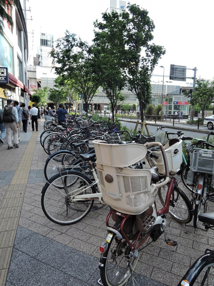 マルチメディアAkiba前の放置自転車（編集部撮影）