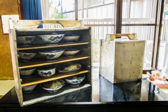 一昔前の出前で使われていそうな「岡持ち」(画像はイメージ)