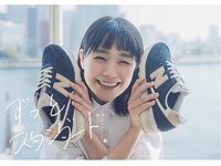 &#8220;ちょっと&#8221;厚底が今っぽい！　奈緒が着こなすニューバランスの新モデルが登場