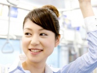 うなじが気になる!?　男性がじつはひそかに見ている「電車の女子の●●」4選