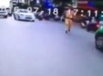 【お見事】ベトナム警官が逆走するバイクに必殺“◯◯◯◯◯”をお見舞い！