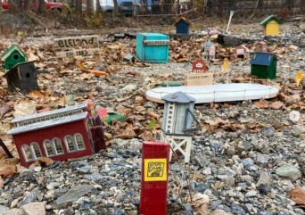 8歳の少年が空き地に作ったエルフと恐竜の町に地域住民が癒される