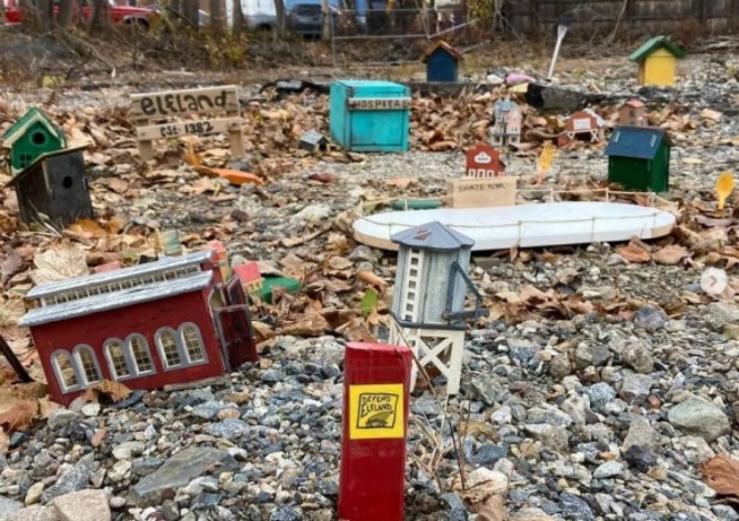 8歳の少年が空き地に作ったエルフと恐竜の町に地域住民が癒される