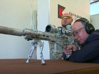 プーチン、銃を撃つ。新型スナイパーライフルで遠距離から獲物を狙う、KGB仕込みの超絶テクニックを披露